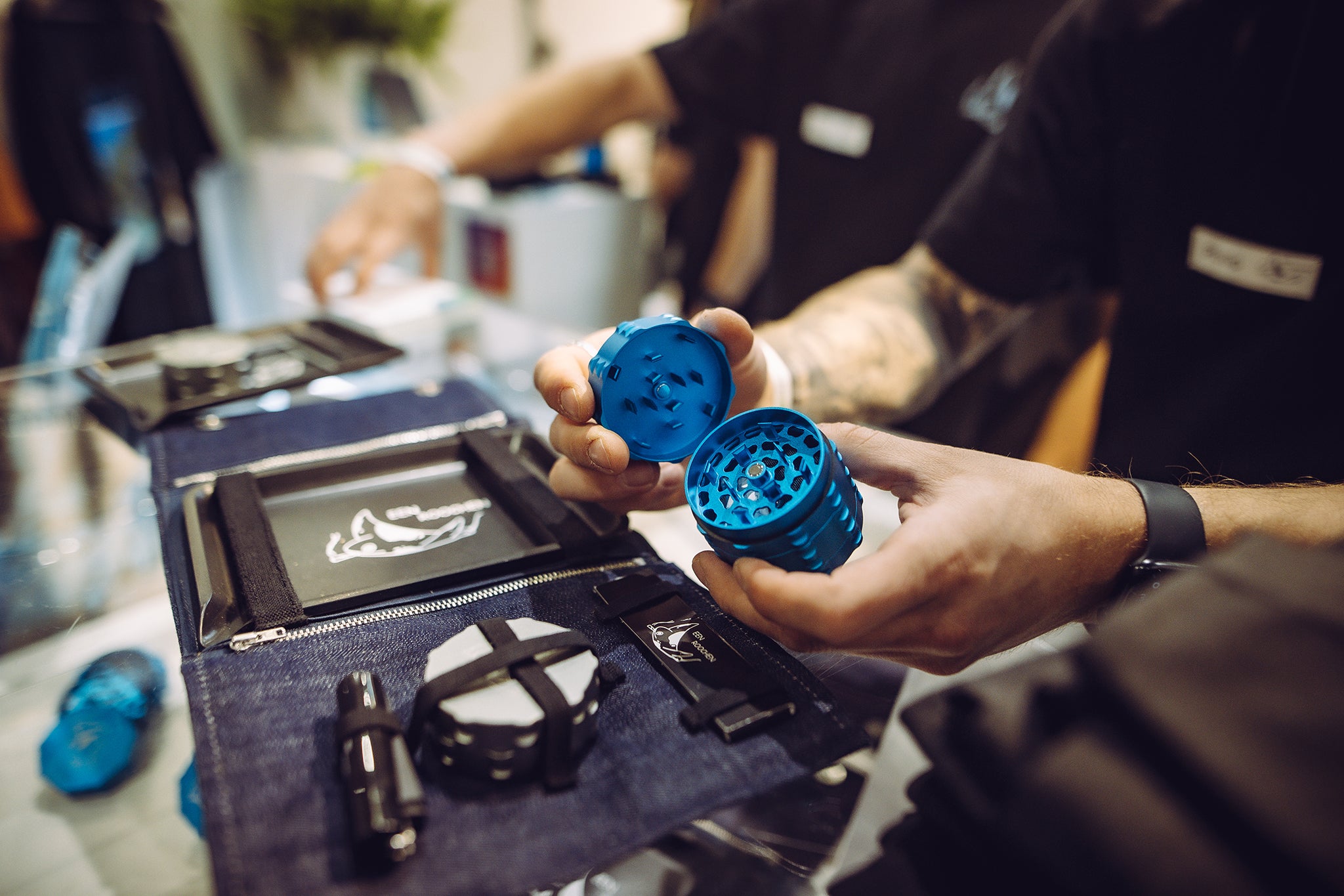 Nahaufnahme: EEN ROOCHEN Grinder by Phoenician in blau. Erstklassiger Grinder, gefertigt aus 6061 T-6 Aluminium.